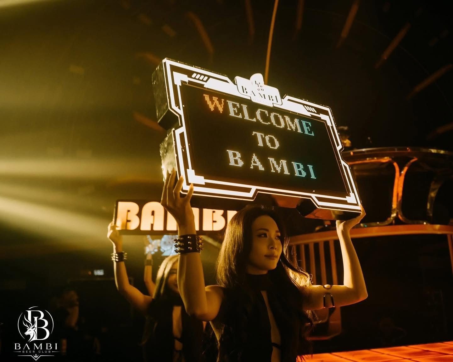 Bảng neon Welcome to Bambi ở quầy bar Bambi Beer Club
