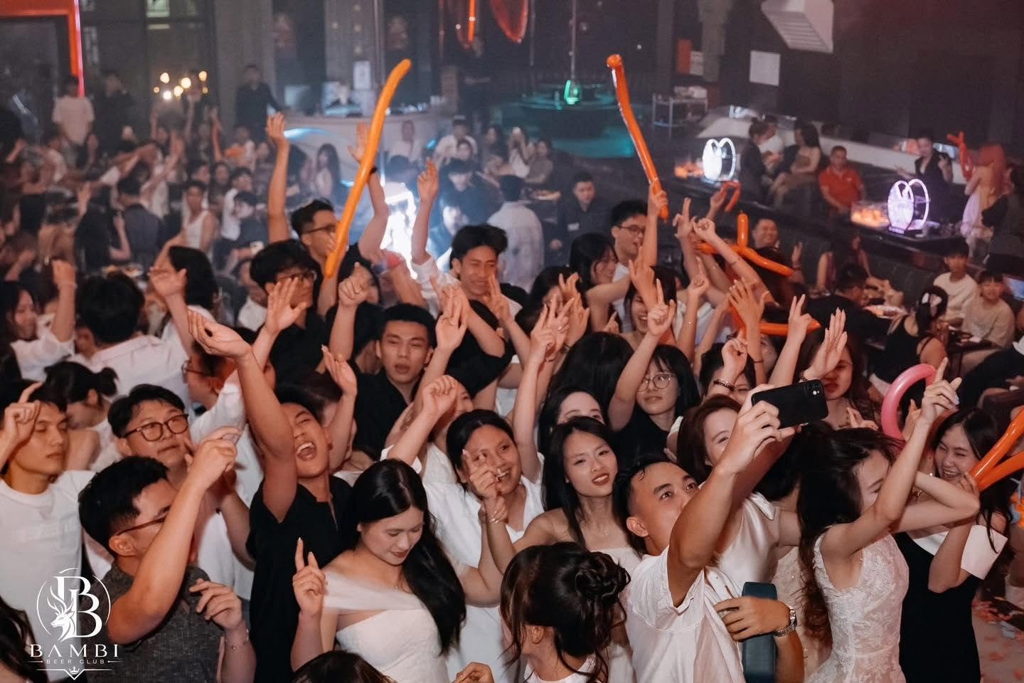 Đêm tiệc áo trắng với bóng bay dài màu cam